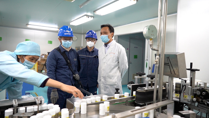 南方电网广东肇庆端州供电局工作人员主动服务，全力保障药企安全用电。