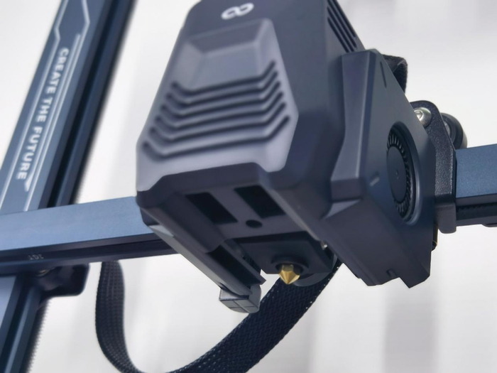 　　ELEGOO Neptune3 Pro 采用全新自研近端双齿轮挤出机+钛合金喉管