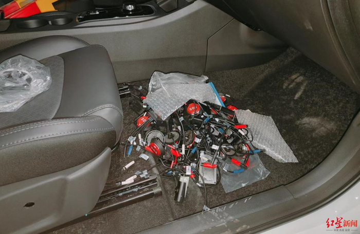 ▲车库内某汽车内堆放的GPS定位器