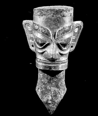 2002年二里头遗址出土的由绿松石片组成的龙形器。选自《从考古看中国》