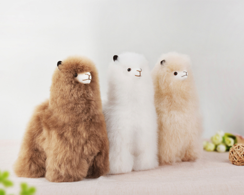 　　图：秘鲁羊驼毛制成的玩偶