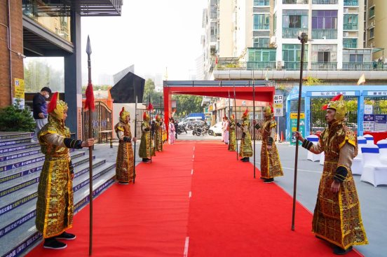 　　▲别开生面的迎宾仪式