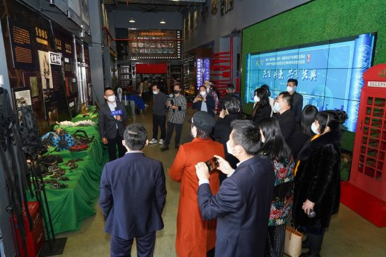 　　▲吴啸亲自为到场嘉宾担任影视道具展解说员