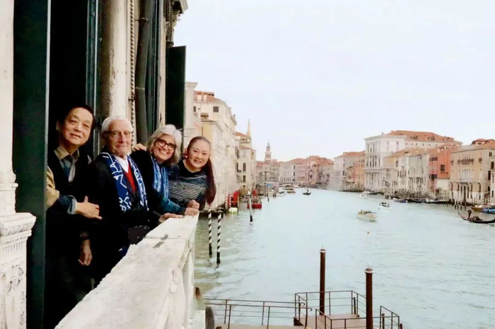 ▲ 在威尼斯运河边与门迪尼最后一次见面