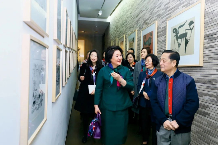 ▲ 韩国总统夫人金正淑参观北京韩美林艺术馆