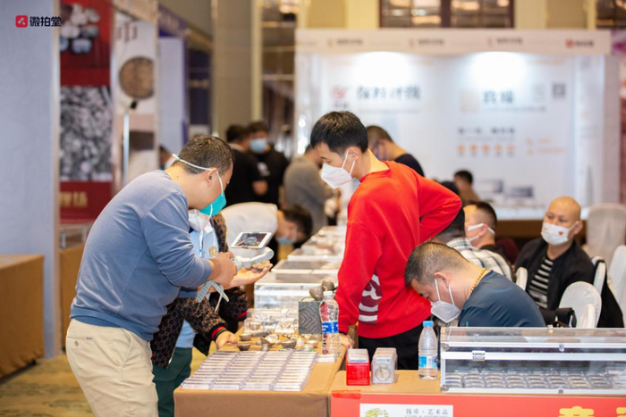 　　参会的泉友正在直播