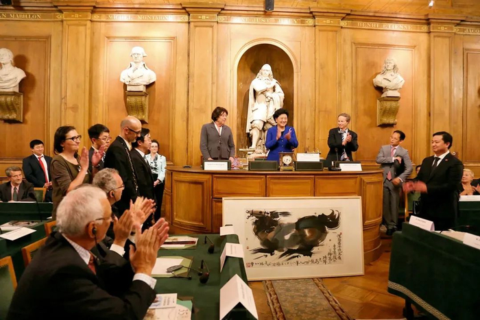 ▲ 刘延东副总理赠送美林作品《奔马》给法兰西学院