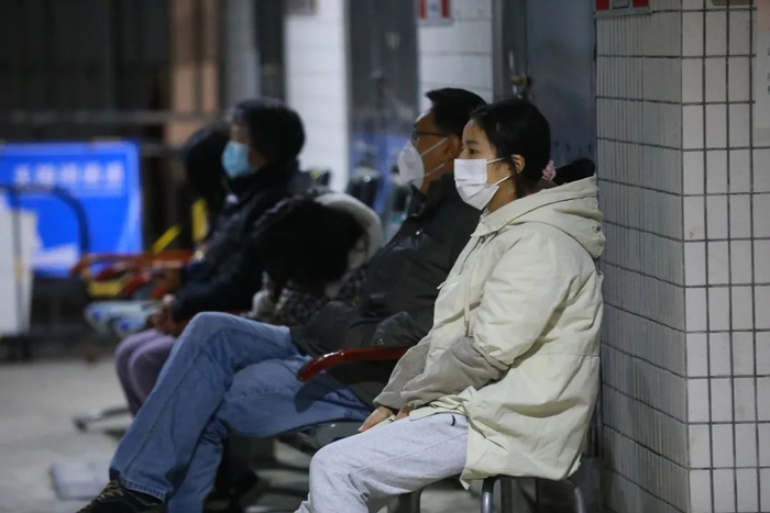 2022年12月20日，广东东莞万江社区医院发热门诊，等待就诊的患者图源人民视觉