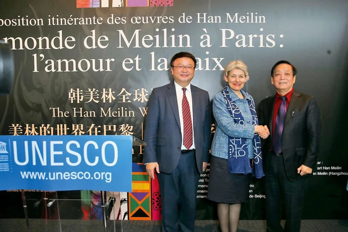 ▲ 伊琳娜·博科娃参观“美林的世界在巴黎·爱与和平特展”