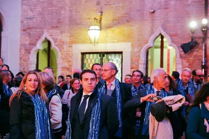 ▲ 开幕式上每一位嘉宾均戴着美林艺术元素的蓝染围巾