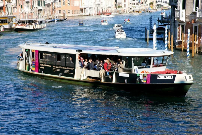 ▲ 2016年“美林的世界在威尼斯”VI主视觉在贡多拉船上分外耀眼