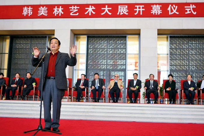 ▲ 2011年12月26日 美林在中国国家博物馆“韩美林艺术大展”开幕仪式上致辞