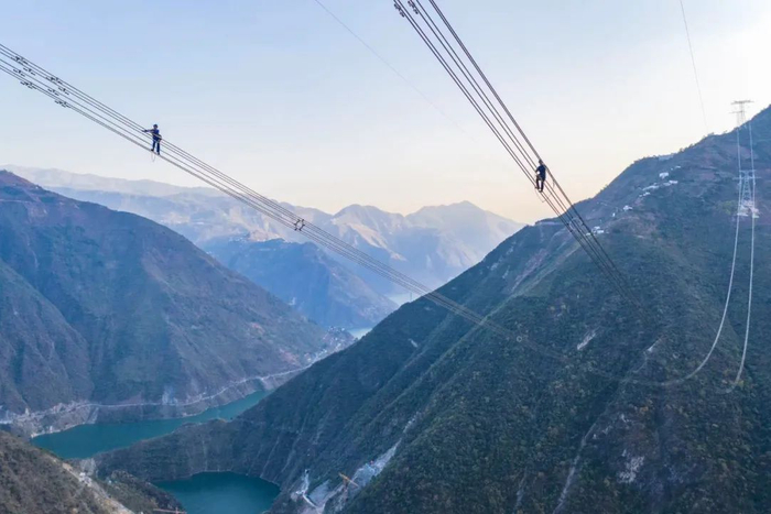 四川省雷波县白浙线N0609号塔大跨越处走线验收。田海 摄