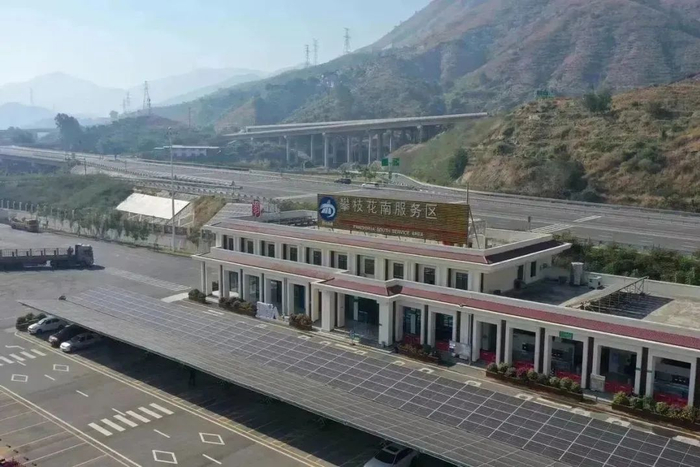 位于攀大高速攀枝花南服务区的“光储智慧车棚” 图片来源：新华社记者 胥冰洁 摄