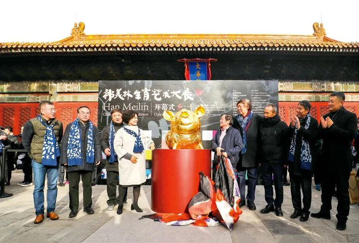 ▲ 2019年1月5日嘉宾们在故宫共同为“韩美林生肖艺术大展”揭幕