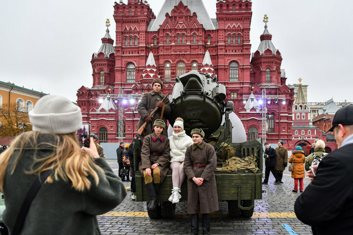 11月7日，在俄罗斯首都莫斯科，人们在以纪念1941年苏联红场阅兵式为主题的露天展览上拍照。图片来源：新华社记者 曹阳 摄