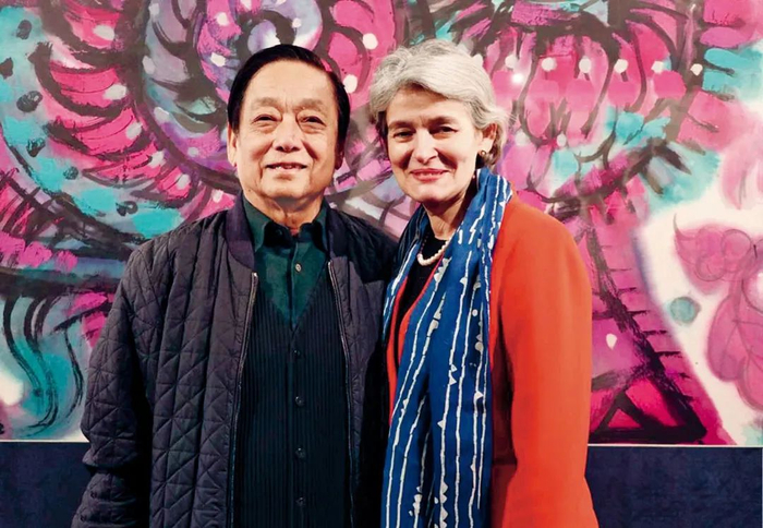 ▲ 时任联合国教科文组织总干事伊琳娜·博科娃赴威尼斯参观韩美林艺术大展