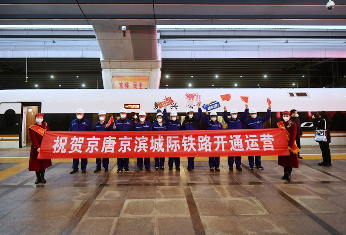 建设者体验铁路新线。新京报记者 王贵彬 摄