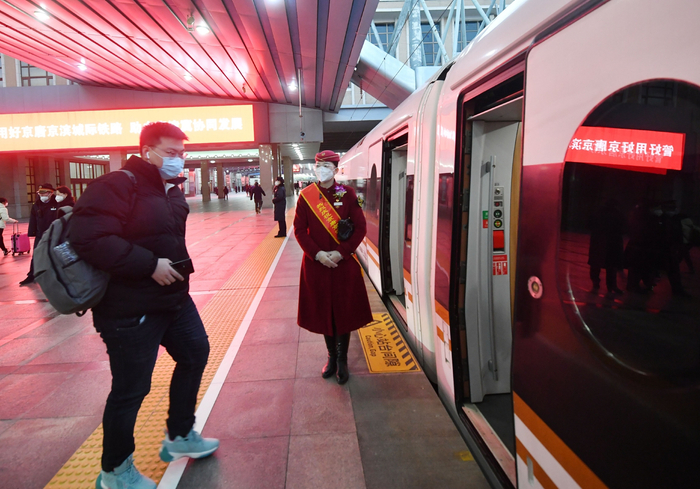 旅客准备登车。新京报记者 王贵彬 摄