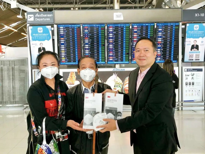 ▲ 泰国国家旅游局局长育塔萨派副局长专程送来了关切礼物