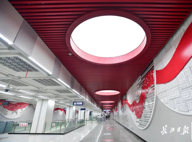 前川线汤云海路站站厅。记者李永刚 摄