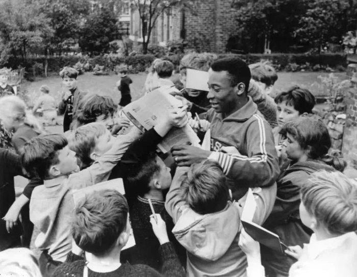 1966世界杯贝利为他的小粉丝们亲笔签名（图源：国际足联官网）