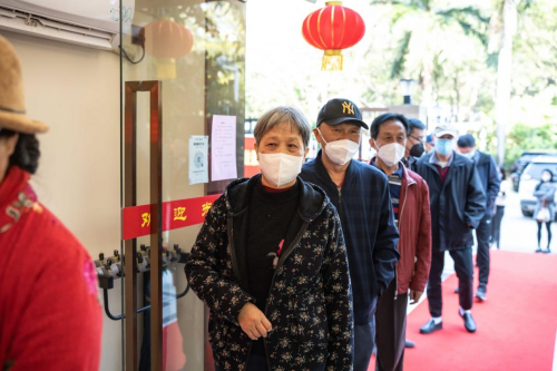 　　△业主有序排队领取抗疫物资