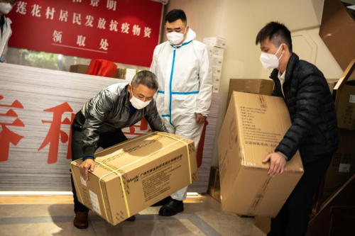 　　△工作人员搬运抗疫物资