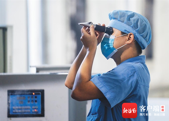 　在海南华研胶原科技股份有限公司，工作人员在查看设备运行情况。记者 袁琛 摄