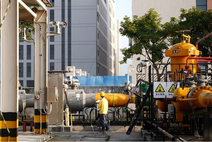 ▲东莞新奥长安储配站中一名员工正在巡检