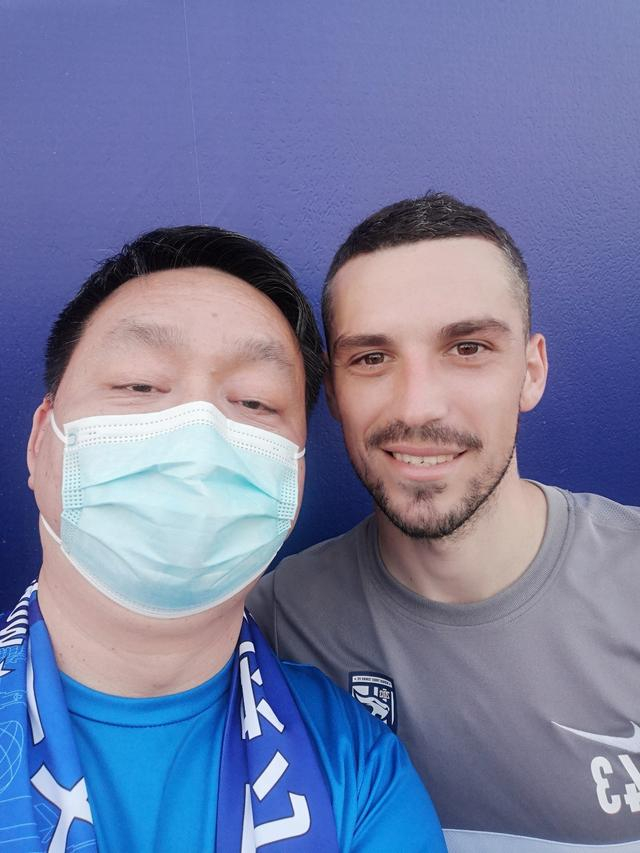 球迷开放日，董军和球队外援合照。图/受访者提供