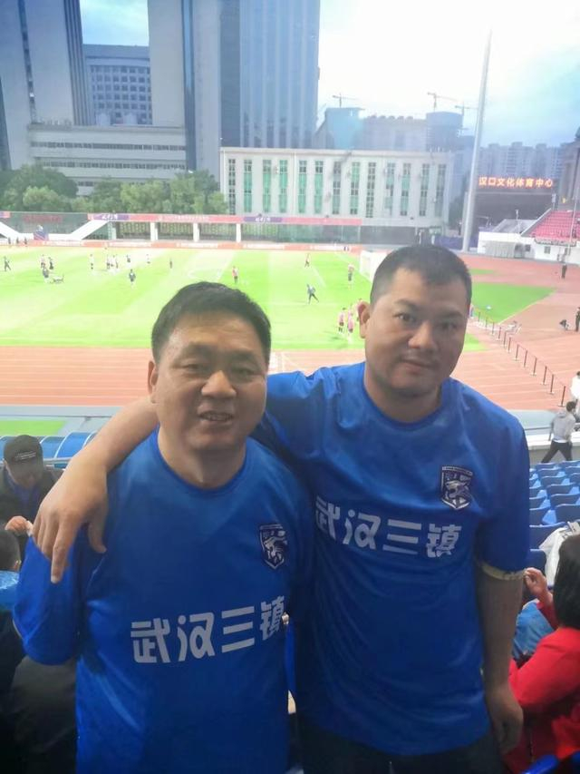 董军和朋友在汉口文化体育中心看球。图/受访者提供