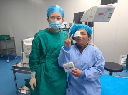 　　河南大学附属爱尔眼科医院白内障科副主任冯珂与手术患者