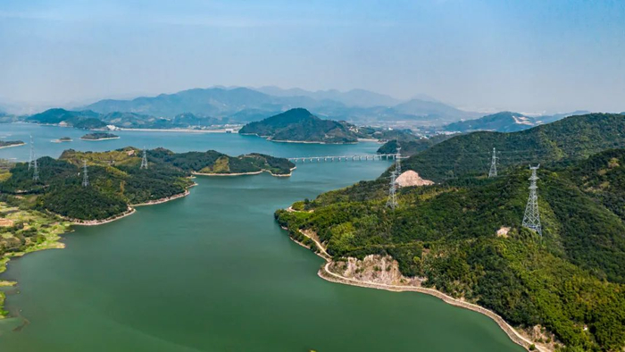 白浙特高压浙江段线路跨越湖州老虎潭水库。 刘东东 摄