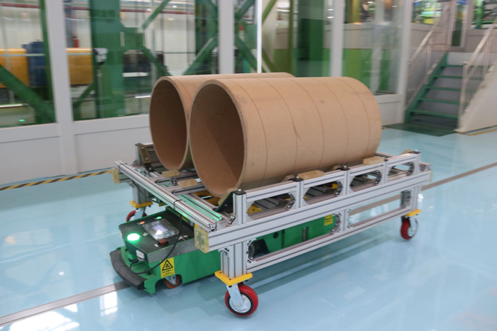 新金万利AGV智能搬运机器人正在工作。