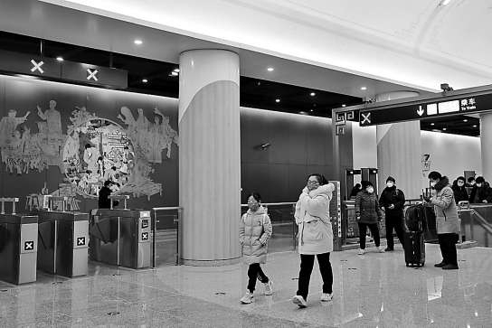 今天，乘客在达官营站换乘，这是一座“有光的话剧地铁站”。本报记者 邓伟 摄