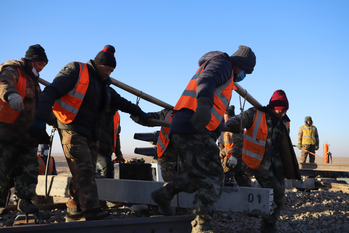 　　作业人员抬枕木