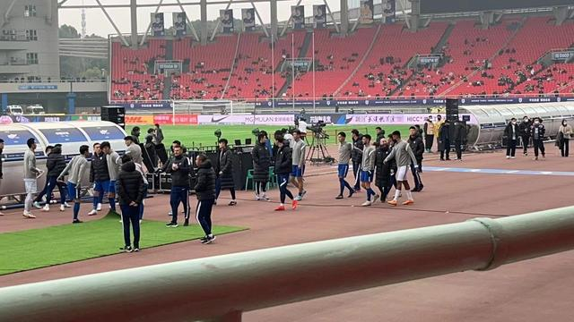 武汉三镇队员入场。图/九派新闻记者吴迪摄