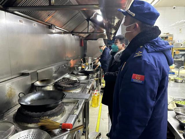 昌平区消防救援支队检查组开展夜查行动。昌平区消防救援支队供图