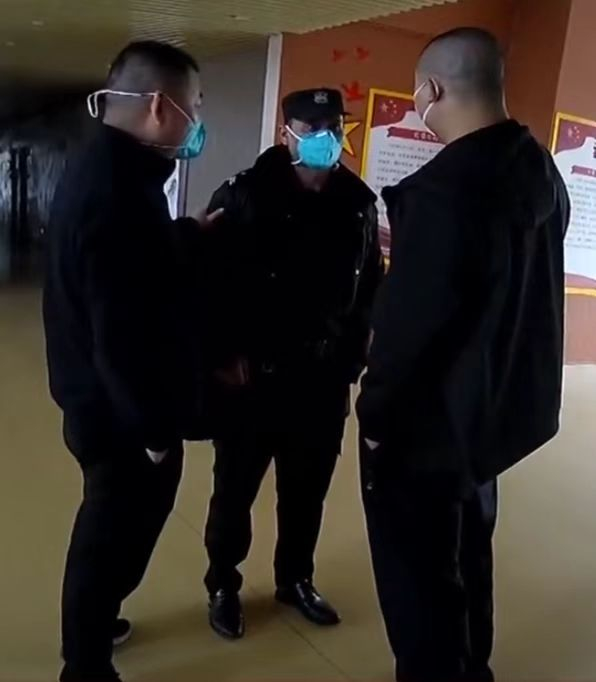 何某青在广州一所学校被民警抓获。 湖南广播电视台都市频道 视频截图