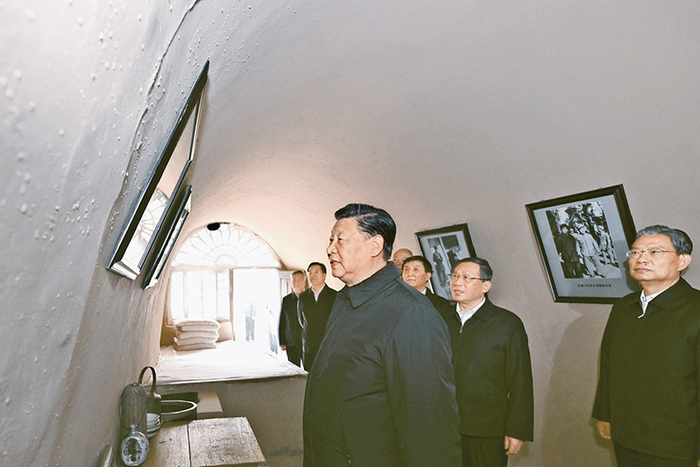 　　2022年10月27日，中共中央总书记、国家主席、中央军委主席习近平带领中共中央政治局常委李强、赵乐际、王沪宁、蔡奇、丁薛祥、李希，瞻仰延安革命纪念地。这是习近平等在杨家岭参观朱德旧居。 新华社记者 燕雁/摄