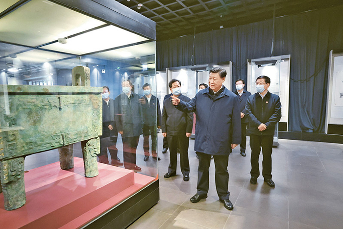 2022年10月26日至28日，中共中央总书记、国家主席、中央军委主席习近平在陕西省延安市、河南省安阳市考察。这是28日下午，习近平在安阳市殷墟博物馆考察。 新华社记者 鞠鹏/摄