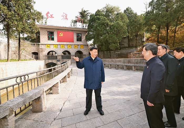  2022年10月26日至28日，中共中央总书记、国家主席、中央军委主席习近平在陕西省延安市、河南省安阳市考察。这是28日上午，习近平在安阳林州市实地察看红旗渠分水闸运行情况。 新华社记者 鞠鹏/摄