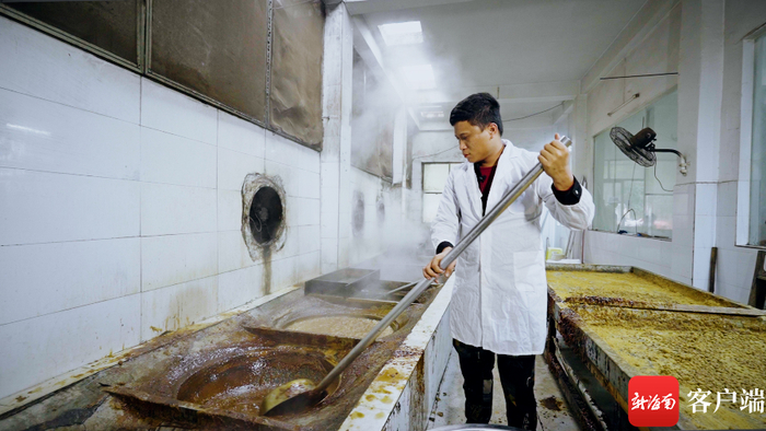 　　吴崇贵接过父亲的衣钵，进行土糖熬制。