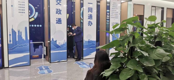 孙俊杰厅堂指导业务办理。