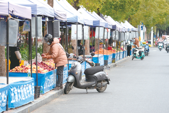     ▶五象大道便民摊点整洁有序，市民来选购水果