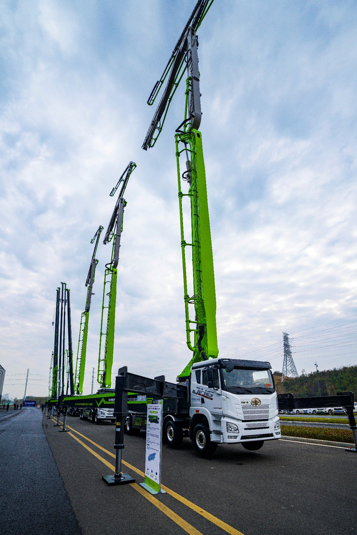 图为中联重科新能源泵车