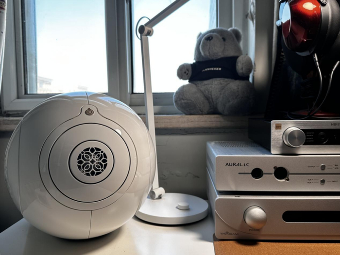  图源：品玩 lzh摄 我基本上是一半时间听帝瓦雷，一半时间听传统桌面Hi-Fi系列