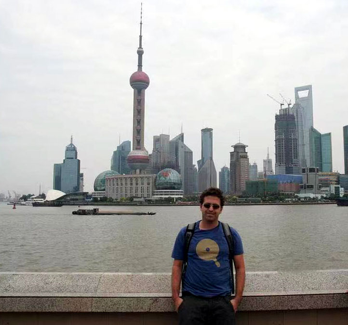 　　石丹2008年第一次到上海