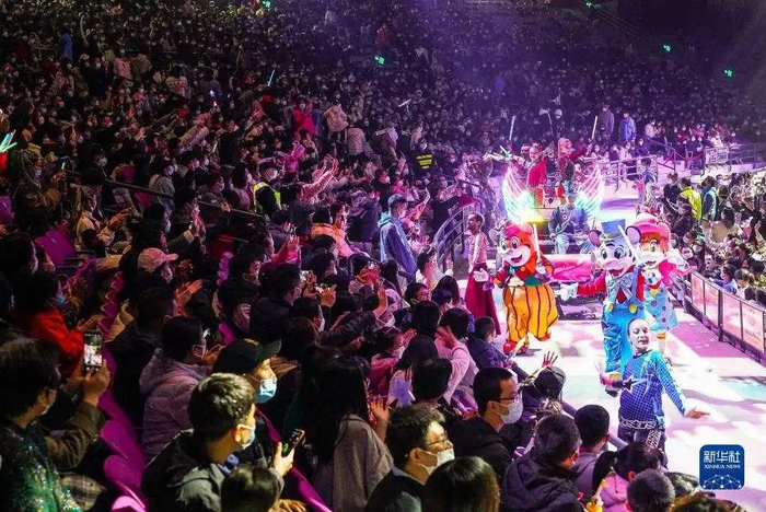 不少游客在广州长隆旅游度假区大马戏剧场迎接新年